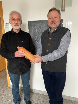 Bild: Bürgermeister Dr. Frank Schmidt (re) übergibt Bernd Volz einen Tonkrug als Leihgabe für das Lahn-Marmor-Museum in Villmar