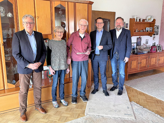Bürgermeister Dr. Frank Schmidt, Landtagsabgeordneter Tobias Eckert und ehemaliger Bürgermeister und Vize-Landrat Jörg Sauer gratulieren Alt-Bürgermeister Kurt Leuninger zu seinem 90. Geburtstag