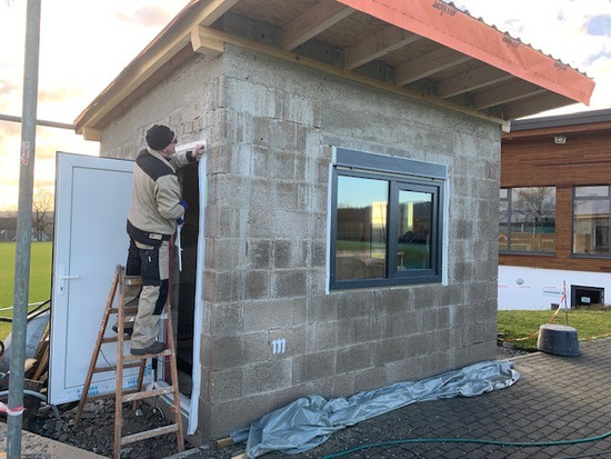 Die Arbeiten am kleinen Imbiss/Kiosk an der Sportstätte der Löhnberger Lilie gehen voran – Einbau der Fenster und Tür